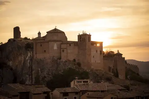 Alquézar al atardecer, con la colegiata en lo alto