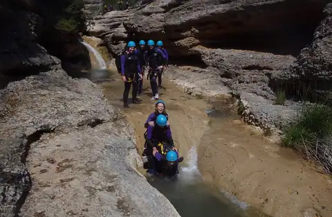 Un grupo baja un barranco de la Sierra de Guara con Alquézar Aventura