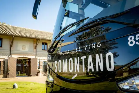El Bus del Vino Somontano delante de una bodega